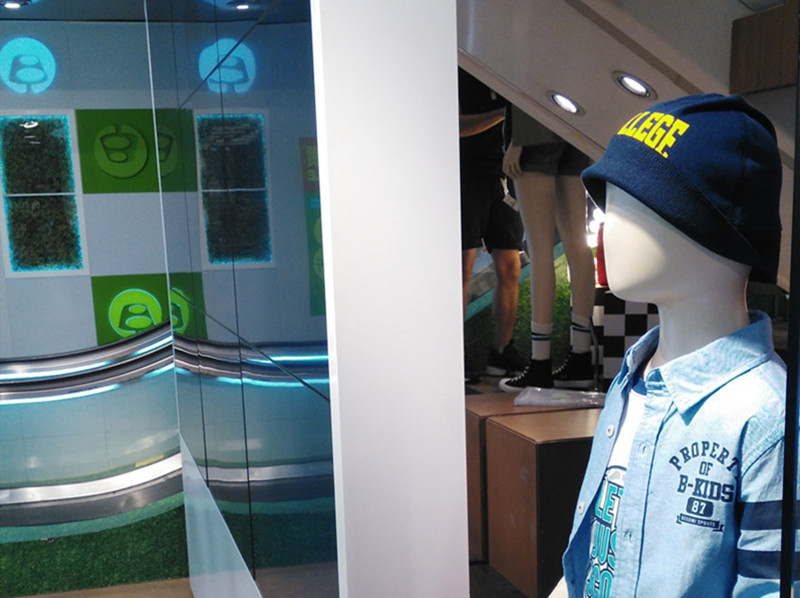 香港旺角新世紀廣場服裝店46寸超窄邊3X3大屏幕